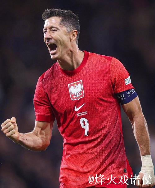 科贝：莱万连续两轮西甲未获出场机会，心生不满